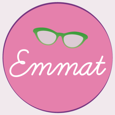 Emmat e i suoi inconfondibili occhiali
